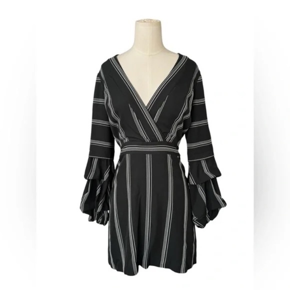 LAUNDRY BY SHELLI SEGAL DRESS v neck black & White pin stripes size 2 - Picture 6 of 6